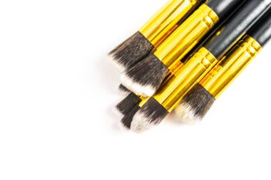 Fırçalar makyaj yapar. Kadın vücudu için kozmetik ürünler. Glamo