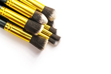 Makyaj fırçası tozu. Kozmetik ürünleri izole bir şekilde çizmek