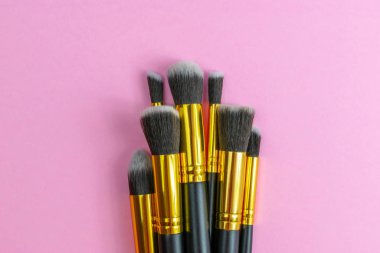 Makyaj fırçaları pembeye izole edilmiş fotokopi alanı. Güzellik