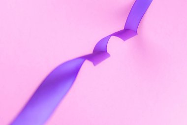 Pembe üzerine Xmas süslemesi. Tatiller ya da yeni yıl için şenlikli zemin