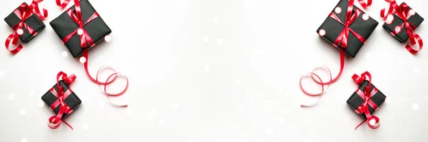 Червоні різдвяні подарунки, прикраси на білому тлі зверху. Зимовий різдвяний подарунок. Щасливого Різдва і щасливих свят вітальна листівка, рамка, банер. Новий рік. Ноель. Плоский прошарок — стокове фото