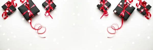 Regalo de Navidad. Regalos de Navidad, decoración roja sobre fondo blanco vista superior. Un regalo de Navidad. Vacaciones de Navidad de invierno. Feliz Navidad y Felices Fiestas tarjeta de felicitación, marco, bandera. Año Nuevo. Noel. — Foto de Stock