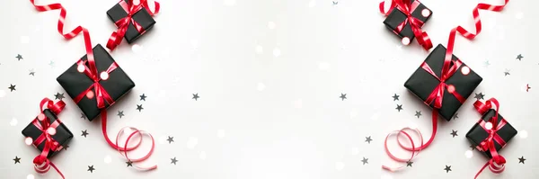 Geschenkschachtel Band. Weihnachtsgeschenke, rotes Dekor auf weißem Hintergrund von oben. Weihnachtsgeschenk. Winterurlaub. Neujahr. noel. flache Lage — Stockfoto