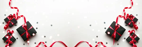 Лента подарочной коробки. Рождественские подарки, красный декор на белом фоне вид сверху. Рождественский подарок. Зимний рождественский праздник. Новый год. Ноэль. Плоский лежал — стоковое фото