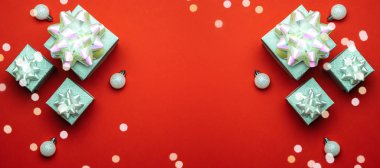 Yeni yıl geçmişi. Kırmızı arka planda beyaz kurdeleli Noel hediyeleri. Xmas hediyesi. Kış tatili konsepti. Mutlu Noeller ve mutlu bayramlar tebrik kartı, çerçeve, bayrak