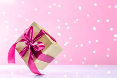 Xmas hediye kutusu. Noel sürprizi. Pankart ürün veya tasarım içeriğinin gösterimi için hazırlanır. Tatil ya da Noel için