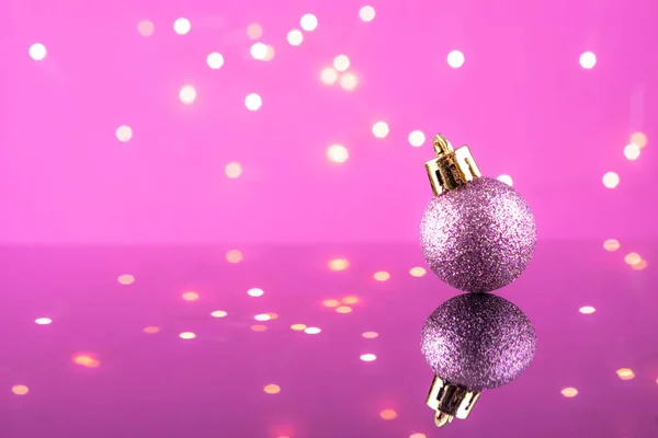 Christmas decoration ball with twinkle bokeh light. Xmas golden bubble decoration. Merry Christmas card. Winter xmas theme. — Stock Photo, Image