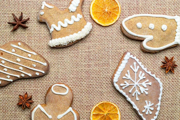 Galletas de jengibre, pan de jengibre casero de Navidad con espacio de copia vacío. Celebración de cocina concepto de invierno. Año Nuevo y Navidad postal o invitación —  Fotos de Stock