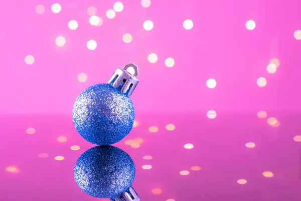 Weihnachtsdekoration auf funkelndem Bokeh-Licht Hintergrund. Neujahr blaue Balldekoration. Frohe Weihnachten — Stockfoto