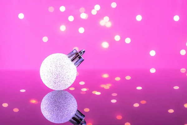 Decoración navideña bola blanca con luz bokeh brillo. Decoración de burbujas de Navidad. Feliz tarjeta de Navidad. Tema Winter xmas . —  Fotos de Stock