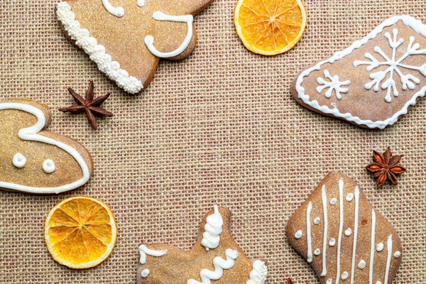 Homem do pão de gengibre. Xmas caseiro Ginger, biscoitos de mel no fundo de linho. Feliz Natal cartão de saudação, banner. Férias de inverno tema xmas. Feliz Ano Novo. Espaço para texto — Fotografia de Stock