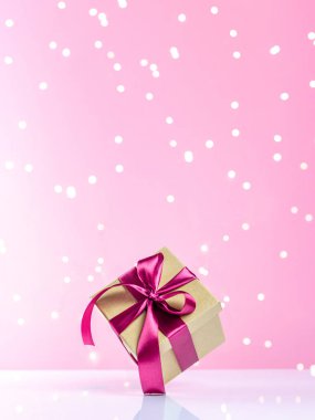 Xmas geçmişi. Hediye kutusu, pembe üzerine izole edilmiş hediyeler. Tatiller ya da yeni yıl için şenlikli zemin