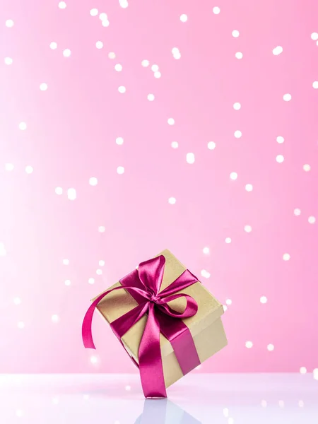 Fond de Noël. Coffret cadeau, cadeaux isolés sur rose. Fête en toile de fond pour les vacances ou le Nouvel An — Photo