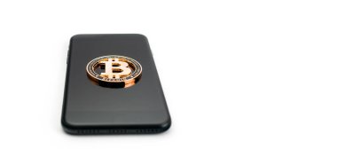 Bitcoin cüzdanı. Siyah akıllı telefonlu altın kripto para beyaza izole edilmiş. Litecoin, Ethereum Kripto para birimi arkaplanı.