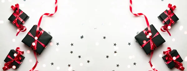 Cinta de caja de regalo. Regalos de Navidad, decoración roja sobre fondo blanco vista superior. Un regalo de Navidad. Vacaciones de Navidad de invierno. Año Nuevo. Noel. Puesta plana — Foto de Stock