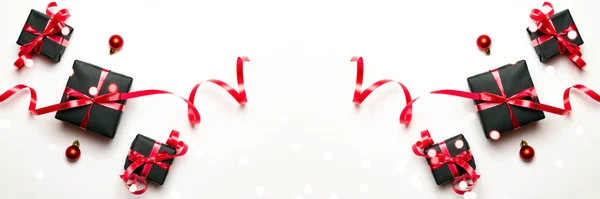 Wstążka w pudełku. Prezenty świąteczne, czerwony wystrój na białym tle widok z góry. Prezent świąteczny. Zimowe święta Bożego Narodzenia. Nowy Rok. Jestem Noel. Układy płaskie — Zdjęcie stockowe