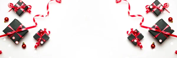 Presentes de Natal vermelho, ornamentos no fundo branco vista superior. Natal de férias de inverno presente. Feliz Natal e Boas Festas cartão de saudação, quadro, banner. Ano Novo. Noel. Depósito plano — Fotografia de Stock