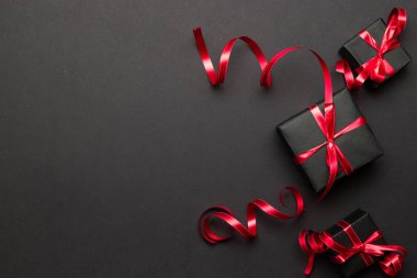 Xmas hediyesi. Noel hediyeleri, siyah arka planda kırmızı dekor. Kış Xmas tatili. Mutlu Noeller ve mutlu bayramlar tebrik kartı, çerçeve, pankart. Yeni yıl. Noel.