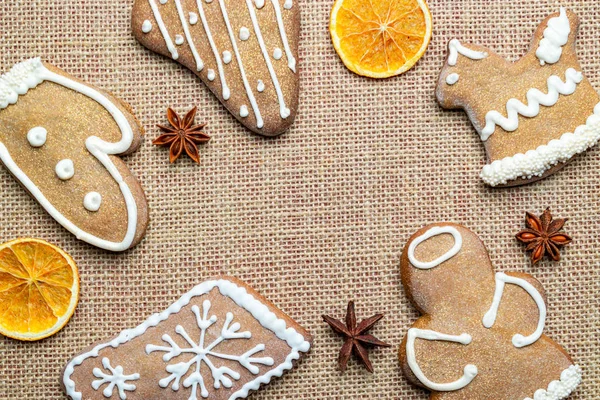 Fondo de Navidad. Galletas de jengibre festivas hechas a mano. Copia espacio para texto. Vacaciones de invierno fondo burla —  Fotos de Stock