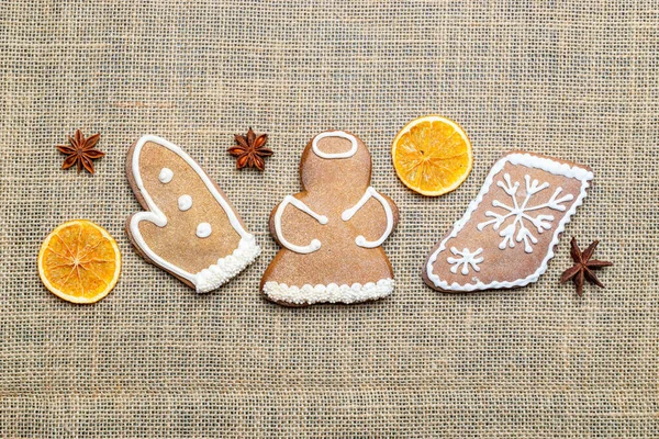 Galletas de jengibre, pan de jengibre casero de Navidad con espacio de copia vacío. Celebración de cocina concepto de invierno. Año Nuevo y Navidad postal o invitación —  Fotos de Stock