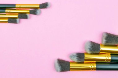 Makyaj fırçaları pembeye izole edilmiş fotokopi alanı. Güzellik