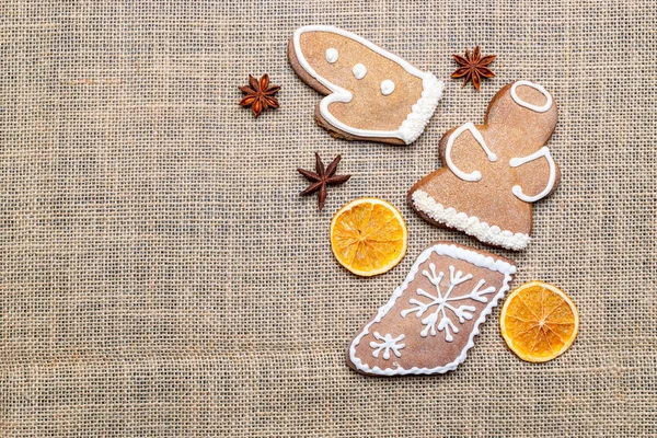 Biscoitos de gengibre, pão de gengibre caseiro de Natal com espaço de cópia vazio. Culinária de celebração Conceito de inverno. Ano Novo e cartão postal de Natal ou convite — Fotografia de Stock