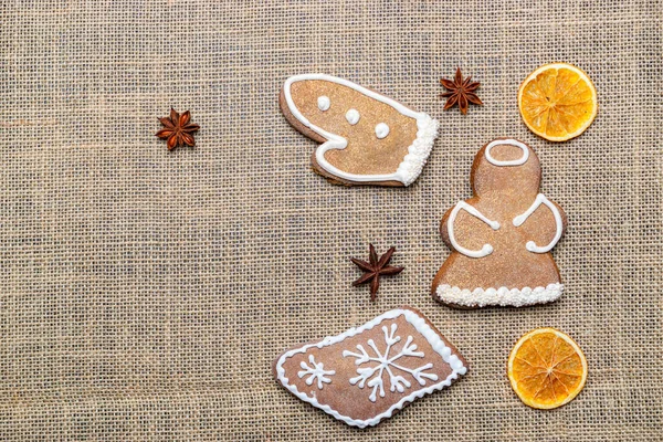 Galletas de jengibre, pan de jengibre casero de Navidad con espacio de copia vacío. Celebración de cocina concepto de invierno. Año Nuevo y Navidad postal o invitación —  Fotos de Stock