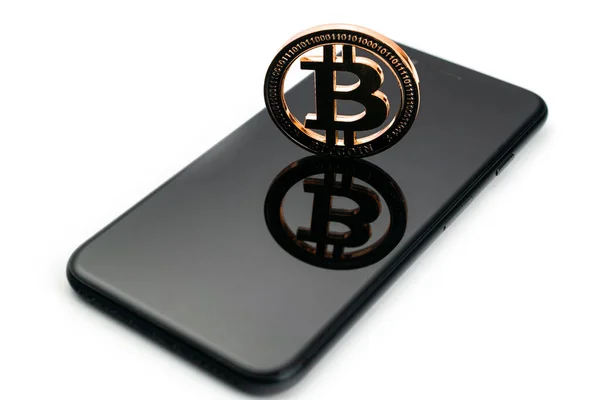 Litecoin. Bitcoin oro con teléfono inteligente negro en blanco. Concepto de oro criptomoneda. Fondo de dinero . — Foto de Stock