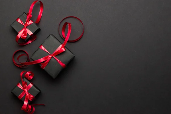 Xmas 장식. 빨간 크리스마스 선물, 검은 배경의 장식. 겨울 휴가 Xmas 현재의 개념이다. 성탄절 축하 카드, 액자, 현수막 — 스톡 사진