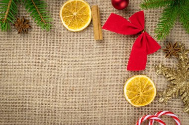 Kırmızı Noel arkaplanı. Xmas, keten dokusunda izole edilmiş dekorasyon kutlaması yapıyor. Yeni yıl şablonu. Düz dizayn. Boşluğu kopyala