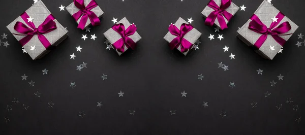 Cadeau de Noël. Cadeaux de Noël, décor rouge sur fond noir vi — Photo
