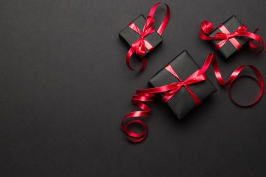 Noel hediyeleri, siyah arka plandaki süsler. Kış tatili hediyesi. Mutlu Noeller ve mutlu bayramlar tebrik kartı, çerçeve, pankart. Yeni yıl. Noel.