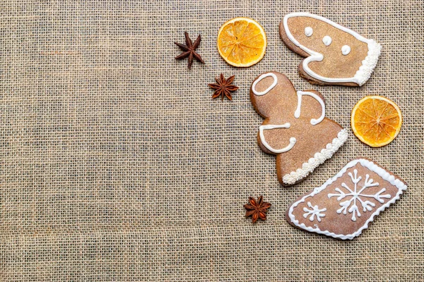 Fundo de Natal. Biscoitos de gengibre artesanais festivos. Copiar espaço para texto. Férias de inverno fundo simular — Fotografia de Stock
