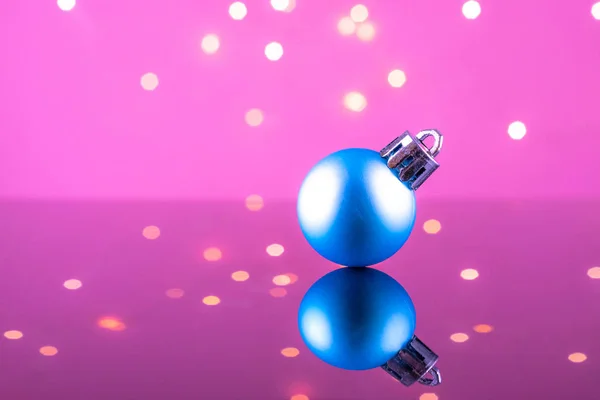 Kerst achtergrond. Kerst blauwe bal geïsoleerd op vakantie achtergrond. Bubbeldecoratie. Vrolijk kerstkaartje. — Stockfoto