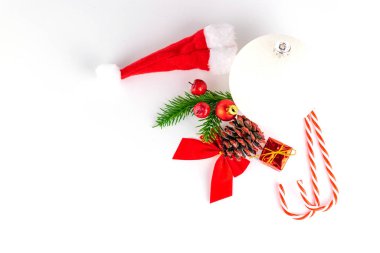 Yeni yıl arka plan kırmızı süslemeleri beyaza izole edilmiş. Xmas cele