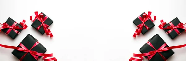 Regalos rojos de Navidad, adornos sobre fondo blanco vista superior. Vacaciones de invierno regalo de Navidad. Feliz Navidad y Felices Fiestas tarjeta de felicitación, marco, bandera. Año Nuevo. Noel. Puesta plana — Foto de Stock