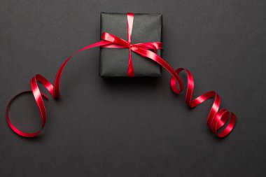 Noel hediyeleri, siyah arka plandaki süsler. Kış tatili hediyesi. Mutlu Noeller ve mutlu bayramlar tebrik kartı, çerçeve, pankart. Yeni yıl. Noel.