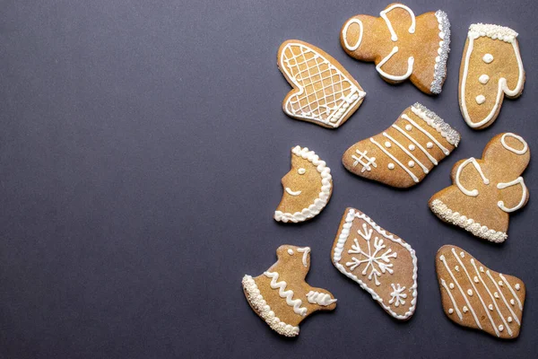 Fond de Noël. Biscuits au pain d'épice festifs faits à la main. Espace de copie pour le texte. Fond vacances d'hiver maquette — Photo