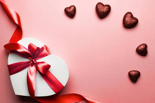 Banner do dia dos namorados. Caixa de presente em forma de coração com fita vermelha isolada no vermelho. Modelo de mensagem romântica com espaço de cópia . — Fotografia de Stock