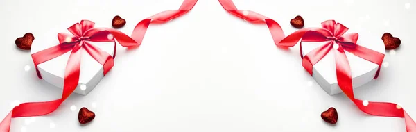 Tarjeta de San Valentín. Caja de regalo en forma de corazón con cinta roja aislada en blanco. Plantilla de mensaje romántico con espacio de copia . — Foto de Stock