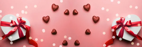 Cartão de Dia dos Namorados. Caixa de presente em forma de coração com fita vermelha isolada no vermelho. Modelo de mensagem romântica com espaço de cópia . — Fotografia de Stock