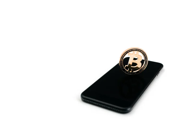 Troca Bitcoin. Moeda de ouro com smartphone preto em branco. Litecoin, fundo Criptomoeda Ethereum . — Fotografia de Stock
