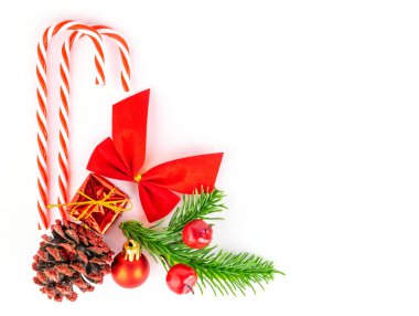 Yeni yıl arifesi. 2020 Noel süslemesi beyaz sırt üzerinde izole