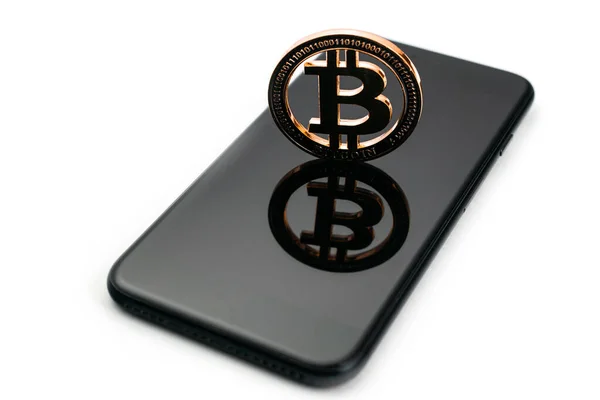 Bitcoin-utbyte. Guldmynt med svart smartphone på vitt. Litecoin, Ethereum Cryptocurrency bakgrund. — Stockfoto