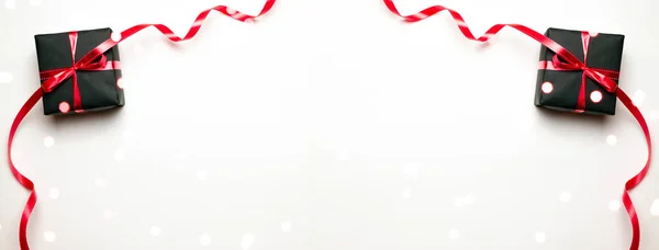 Лента подарочной коробки. Рождественские подарки, красный декор на белом фоне вид сверху. Рождественский подарок. Зимний рождественский праздник. Новый год. Ноэль. Плоский лежал — стоковое фото