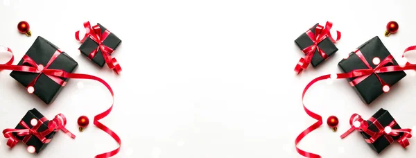 Kerst achtergrond. Rode kerst geschenken, ornamenten op witte achtergrond bovenaanzicht. Wintervakantie kerstcadeau. Vrolijk kerstfeest en fijne feestdagen wenskaart, frame, banner. Nieuwjaar. Met Noel. Vlakke plaat — Stockfoto