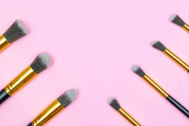Makyaj fırçası temiz. Kopya alanı olan kozmetik ürünler çiziyorum. B