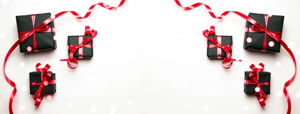 Regalo de Navidad. Regalos de Navidad, decoración roja sobre fondo blanco vista superior. Un regalo de Navidad. Vacaciones de Navidad de invierno. Feliz Navidad y Felices Fiestas tarjeta de felicitación, marco, bandera. Año Nuevo. Noel. — Foto de Stock