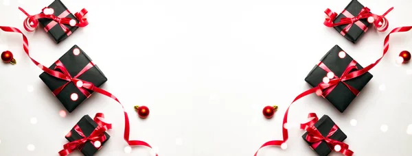 Regalos de Navidad, decoración roja sobre fondo blanco vista superior. Un regalo de Navidad. Vacaciones de Navidad de invierno. Feliz Navidad y Felices Fiestas tarjeta de felicitación, marco, bandera. Año Nuevo. Noel. Puesta plana — Foto de Stock