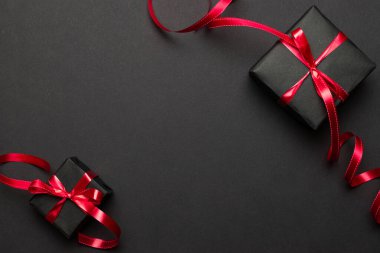 Xmas hediyesi. Noel hediyeleri, siyah arka planda kırmızı dekor. Kış Xmas tatili. Mutlu Noeller ve mutlu bayramlar tebrik kartı, çerçeve, pankart. Yeni yıl. Noel.